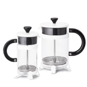 Questo tipo di infusiera è conosciuta anche come French Press ed è adatta sia per la preparazione di caffè che di tè. La polvere di caffè o tè viene versata nella caffettiera ancora vuota e colmata con acqua, solo l'infuso viene bevuto e le foglie, la frutta o la polvere di caffè rimangono nella zona inferiore.