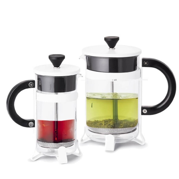 Questo tipo di infusiera è conosciuta anche come French Press ed è adatta sia per la preparazione di caffè che di tè. La polvere di caffè o tè viene versata nella caffettiera ancora vuota e colmata con acqua, solo l'infuso viene bevuto e le foglie, la frutta o la polvere di caffè rimangono nella zona inferiore.