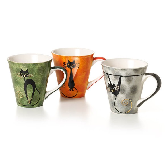 Il set di 3 tazze Mitsi da 0,25L presenta eleganti silhouette di gatti in ceramica con una tecnica di decorazione unica. Ogni tazza ha un design esclusivo con dettagli in oro che garantiscono un tocco di lusso. Ideali per caffè, tè o bevande miste, offrono varietà e stile.