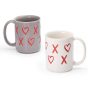 Mabelle: due tazze in ceramica, grigia e bianca, con il design "XOXO" a forma di cuore. Dipinte a mano, lavabili in lavastoviglie e adatte al microonde. Perfette per un regalo affettuoso!