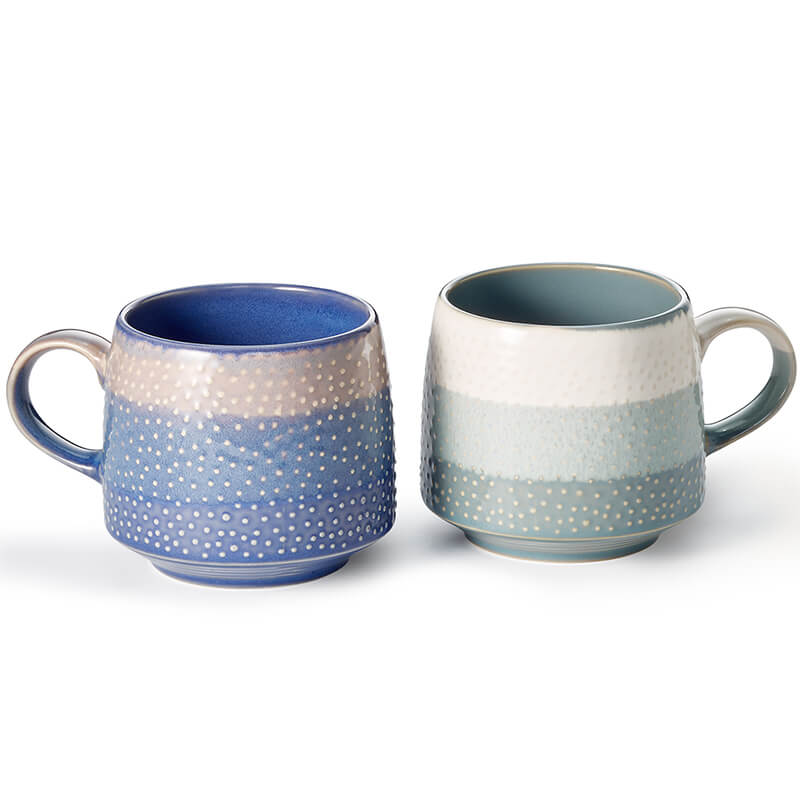 coppia-tazze-marlo-trentino-erbe Tazze Marlo in Ceramica – Design Elegante e Funzionale Set di tazze Marlo in ceramica da 500 ml, con tonalità di azzurro che richiamano il mare. Ogni tazza presenta una forma conica, una base sfalsata e una struttura in rilievo che offre un tocco originale e confortevole. Perfette per ogni occasione, dalla pausa caffè al tè rilassante.