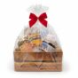 Eleganti cesti regalo natalizi artigianali con prodotti tipici del Trentino, confezionati con cura su sfondo bianco con ombre naturali. Ogni confezione è personalizzabile e include miele di acacia, biscotti, infusi selezionabili, caramelle e accessori natalizi unici. Perfetti per regali di Natale originali e raffinati.